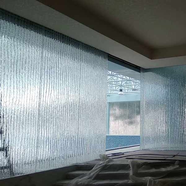 The glass wall partition of the swimming pool